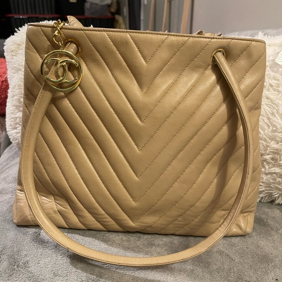 ❤️SOLD❤️ Auth Vintage CHANEL Beige Lambskin Chevron Shoulder Bag with 24K GHW - Picture 1 of 9